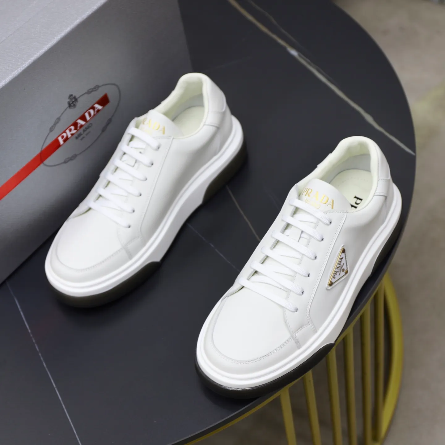 Factory price: 720💰Top original order Brand: PRADA (Prada) Standard code: Men's size 38/44 (45 can be customized) Grade: Same as the official website Material: Original cowhide stitching imported cowhide lining Original combination two-color wear-resistant soft outsole Style category: Leisure and sports version Young fashion European and American trend British style Color: Actual picture color